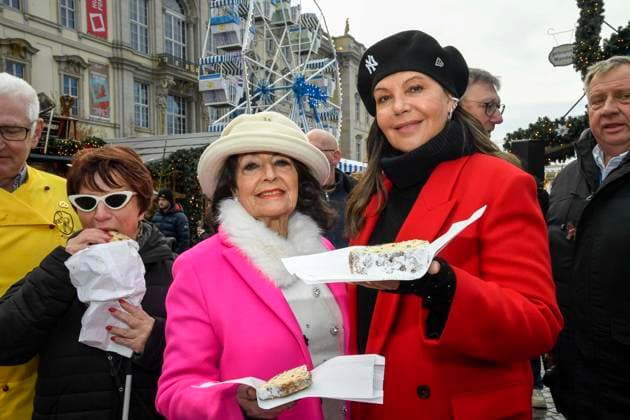 ABB Natascha Ochsenknecht with her mother Baerbel Wierichs with Christmas stollen at the charity sale of tasting pieces of the longest Berlin Christmas stollen from the family bakery Roesler for the benefit of the organization Augenlicht at the winter market in the Berlin Forum on 24,11 2025 in Berlin Berlin Germany