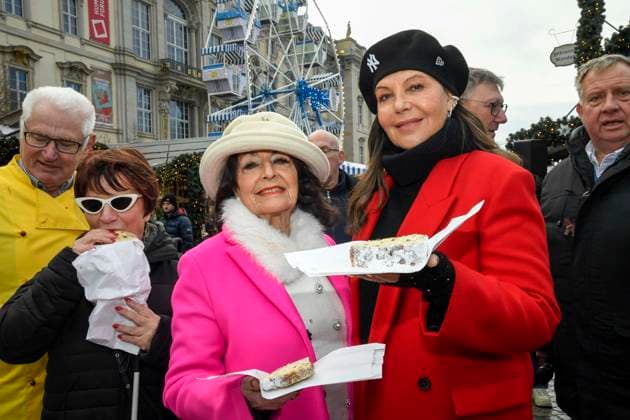 ABB Natascha Ochsenknecht with her mother Baerbel Wierichs with Christmas stollen at the charity sale of tasting pieces of the longest Berlin Christmas stollen from the family bakery Roesler for the benefit of the organization Augenlicht at the winter market in the Berlin Forum on 24,11 2025 in Berlin Berlin Germany