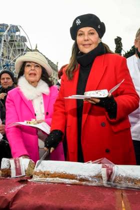 ABB Natascha Ochsenknecht with her mother Baerbel Wierichs with Christmas stollen at the charity sale of tasting pieces of the longest Berlin Christmas stollen from the family bakery Roesler for the benefit of the organization Augenlicht at the winter market in the Berlin Forum on 24,11 2025 in Berlin Berlin Germany