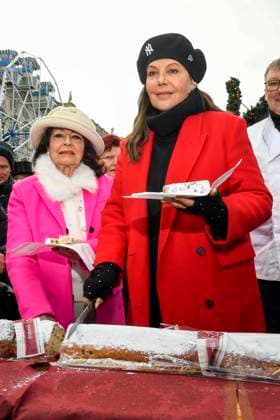 ABB Natascha Ochsenknecht with her mother Baerbel Wierichs with Christmas stollen at the charity sale of tasting pieces of the longest Berlin Christmas stollen from the family bakery Roesler for the benefit of the organization Augenlicht at the winter market in the Berlin Forum on 24,11 2025 in Berlin Berlin Germany