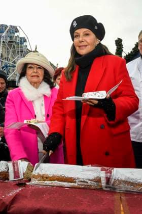 ABB Natascha Ochsenknecht with her mother Baerbel Wierichs with Christmas stollen at the charity sale of tasting pieces of the longest Berlin Christmas stollen from the family bakery Roesler for the benefit of the organization Augenlicht at the winter market in the Berlin Forum on 24,11 2025 in Berlin Berlin Germany