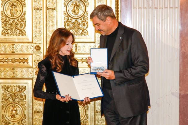 Singer Vicky Leandros receives the Bavarian Order of Merit in Munich Munich, 24 11 2025 Singer Vicky Leandros receives the Bavarian Order of Merit in Munich from Dr. Marcus Söder Bavaria Copyright: xMatthiasxGränzdörferx