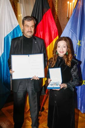 Singer Vicky Leandros receives the Bavarian Order of Merit in Munich Munich, 24 11 2025 Singer Vicky Leandros receives the Bavarian Order of Merit in Munich from Dr. Marcus Söder Bavaria Copyright: xMatthiasxGränzdörferx