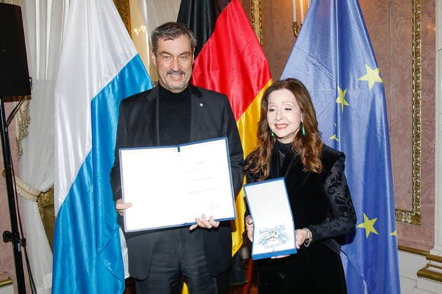 Singer Vicky Leandros receives the Bavarian Order of Merit in Munich Munich, 24 11 2025 Singer Vicky Leandros receives the Bavarian Order of Merit in Munich from Dr. Marcus Söder Bavaria Copyright: xMatthiasxGränzdörferx