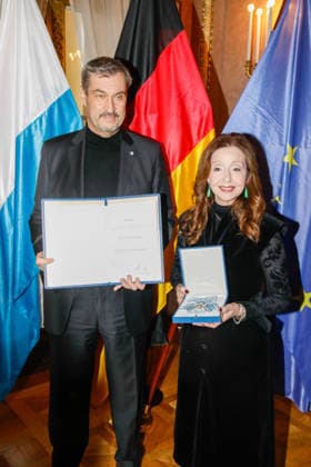 Singer Vicky Leandros receives the Bavarian Order of Merit in Munich Munich, 24 11 2025 Singer Vicky Leandros receives the Bavarian Order of Merit in Munich from Dr. Marcus Söder Bavaria Copyright: xMatthiasxGränzdörferx