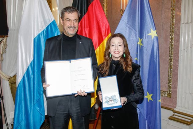 Singer Vicky Leandros receives the Bavarian Order of Merit in Munich Munich, 24 11 2025 Singer Vicky Leandros receives the Bavarian Order of Merit in Munich from Dr. Marcus Söder Bavaria Copyright: xMatthiasxGränzdörferx