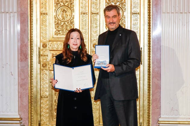 Singer Vicky Leandros receives the Bavarian Order of Merit in Munich Munich, 24 11 2025 Singer Vicky Leandros receives the Bavarian Order of Merit in Munich from Dr. Marcus Söder Bavaria Copyright: xMatthiasxGränzdörferx