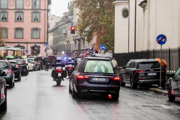 Milan, Ornella Vanoni s funeral in the church of San Marco in the Brera district. In the photo: the arrival of the coffin.  Copyright: xEmanuelexRobertoxDexCarlix xipa-agency.netx xPoolxEmanuelexDexCarlixexFrancesx IPA_Agency_IPA68333929