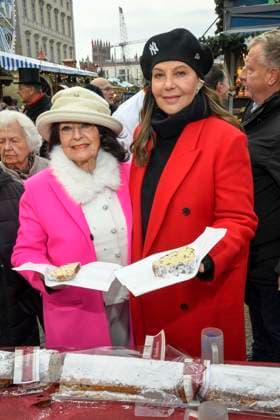 ABB Natascha Ochsenknecht with her mother Baerbel Wierichs at the charity sale of tasting pieces of the longest Berlin Christmas stollen from the family bakery Roesler for the benefit of the organization Augenlicht at the winter market in the Berlin Forum on 24,11 2025 in Berlin Berlin Germany