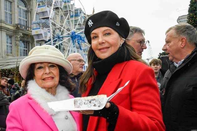 ABB Natascha Ochsenknecht with her mother Baerbel Wierichs at the charity sale of tasting pieces of the longest Berlin Christmas stollen from the family bakery Roesler for the benefit of the organization Augenlicht at the winter market in the Berlin Forum on 24,11 2025 in Berlin Berlin Germany