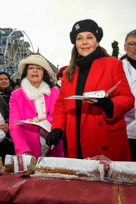 ABB Natascha Ochsenknecht with her mother Baerbel Wierichs at the charity sale of tasting pieces of the longest Berlin Christmas stollen from the family bakery Roesler for the benefit of the organization Augenlicht at the winter market in the Berlin Forum on 24,11 2025 in Berlin Berlin Germany