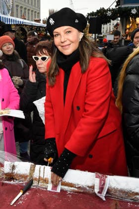 ABB Natascha Ochsenknecht cutting the Christmas stollen at the charity sale of tasting pieces of the longest Berlin Christmas stollen from the family bakery Roesler for the benefit of the organization Augenlicht at the winter market in the Berlin Forum on 24,11 2025 in Berlin Berlin Germany