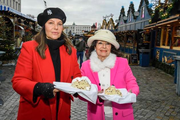 ABB Natascha Ochsenknecht with her mother Baerbel Wierichs at the charity sale of tasting pieces of the longest Berlin Christmas stollen from the family bakery Roesler for the benefit of the organization Augenlicht at the winter market in the Berlin Forum on 24,11 2025 in Berlin Berlin Germany
