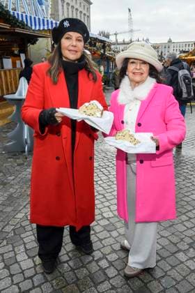 ABB Natascha Ochsenknecht with her mother Baerbel Wierichs at the charity sale of tasting pieces of the longest Berlin Christmas stollen from the family bakery Roesler for the benefit of the organization Augenlicht at the winter market in the Berlin Forum on 24,11 2025 in Berlin Berlin Germany