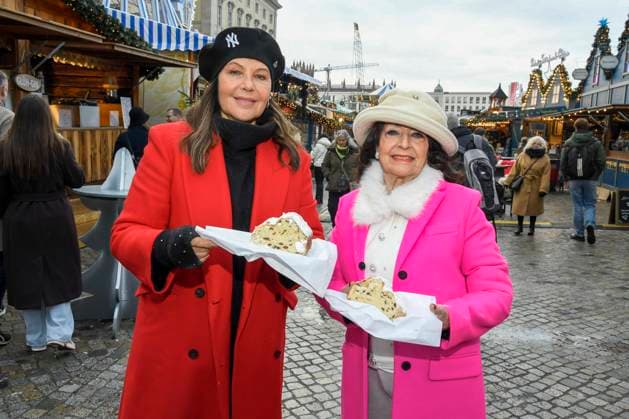 ABB Natascha Ochsenknecht with her mother Baerbel Wierichs at the charity sale of tasting pieces of the longest Berlin Christmas stollen from the family bakery Roesler for the benefit of the organization Augenlicht at the winter market in the Berlin Forum on 24,11 2025 in Berlin Berlin Germany