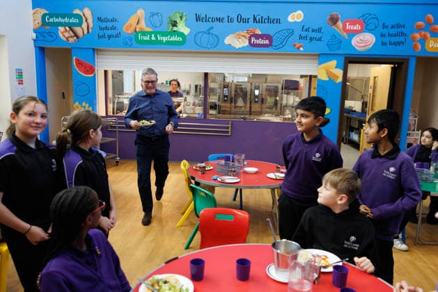 Prime Minister Keir Starmer visits Welland Academy 24 11 2025. Peterborough, United Kingdom. Prime Minister Keir Starmer and Education Secretary Bridget Phillipson visit Welland Academy to meet children who have benefitted from the governments free school meals initiative., Credit:Simon Dawson Avalon United Kingdom, Peterborough  Copyright: xSimonxDawsonx xAvalonx 1054401306