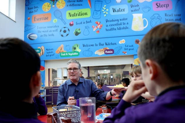 Prime Minister Keir Starmer visits Welland Academy 24 11 2025. Peterborough, United Kingdom. Prime Minister Keir Starmer and Education Secretary Bridget Phillipson visit Welland Academy to meet children who have benefitted from the governments free school meals initiative., Credit:Simon Dawson Avalon United Kingdom, Peterborough  Copyright: xSimonxDawsonx xAvalonx 1054401390