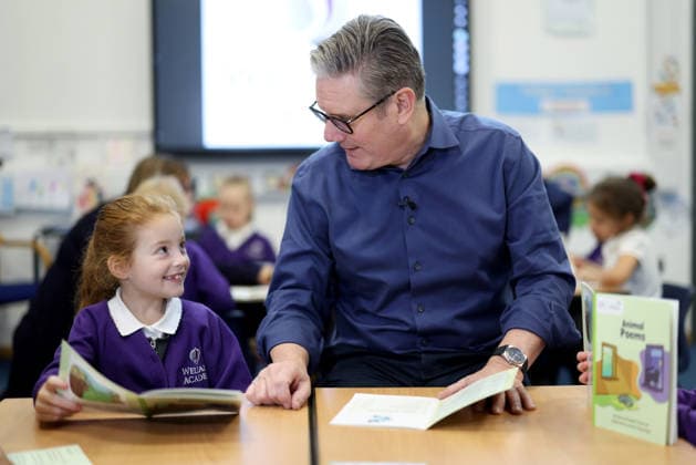 Prime Minister Keir Starmer visits Welland Academy 24 11 2025. Peterborough, United Kingdom. Prime Minister Keir Starmer and Education Secretary Bridget Phillipson visit Welland Academy to meet children who have benefitted from the governments free school meals initiative., Credit:Simon Dawson Avalon United Kingdom, Peterborough  Copyright: xSimonxDawsonx xAvalonx 1054401409