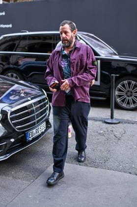 Exclusif Adam Sandler rentre à lhôtel Costes après une journée dinterview pour son dernier film JAY KELLY à Paris, France, le 24 novembre 2025 Yehiel Chekroune Bestimage Exclusive Adam Sandler returns to the hotel costs after a day of interview for the latest film JAY KELLY in Paris, France, on November 24, 2025 Paris France  Copyright: xYehielxChekrounex xBestimagexYehielxChekrounex xBestimagex