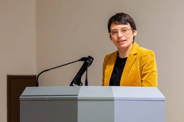 24.11.2025. Düsseldorf. Josefine Paul (NRW-Ministerin für Kinder, Jugend, Familie, Gleichstellung, Flucht und Integration im Kabinett Hendrik Wüst) nimmt teil an der Bekanntgabe einer Studie über systematische Fälle, in denen lesbischen Müttern in Nordrhein-Westfalen zwischen 1946 und 2000 das Sorgerecht entzogen wurde. Düsseldorf Hotel Townhouse Nordrhein-Westfalen Deutschland *** 24 11 2025 Düsseldorf Josefine Paul NRW Minister for Children, Youth, Family, Equality, Refugees and Integration in the Hendrik Wüst Cabinet takes part in the announcement of a study on systematic cases in which lesbian mothers in North Rhine-Westphalia were deprived of custody between 1946 and 2000 Düsseldorf Hotel Townhouse North Rhine-Westphalia Germany