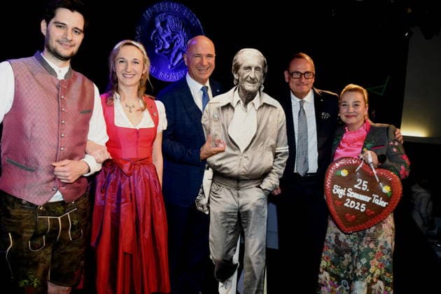 Narrhalla Prince and Princess Stephan I Kuerten Samantha I Bigl Wolfgang Krebs Cabaret artist Sigi Sommer Taler Award Winner 2025 Volker Heissmann Cabaret artist Laudator Contanze Lindner Cabaret artist Presenter Munich 23 11 2025 Wirtshaus am Schlachthof Narrhalla Sigi Sommer Taler Art Cabaret Award Ceremony 2025 Photo Bernd Lindenthaler Munich