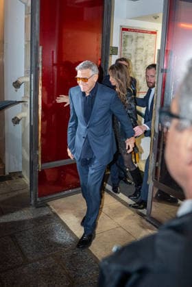 George Clooney and his wife Amal Alamuddin leaving the French premiere of the Netflix film Jay Kelly at the Christine Cinema Club in Paris, France, on November 24, 2025 Yoann Ouahcene Bestimage Celebs leaving the French premiere of the Netflix film Jay Kelly at the Christine Cinema Club in Paris, France, on November 24, 2025 Paris France  Copyright: xYoannxOuahcenex xBestimagexYoannxOuahcenex xBestimagex
