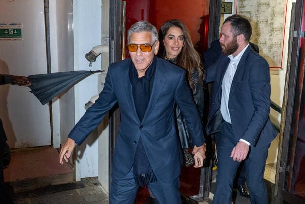George Clooney and his wife Amal Alamuddin leaving the French premiere of the Netflix film Jay Kelly at the Christine Cinema Club in Paris, France, on November 24, 2025 Yoann Ouahcene Bestimage Celebs leaving the French premiere of the Netflix film Jay Kelly at the Christine Cinema Club in Paris, France, on November 24, 2025 Paris France  Copyright: xYoannxOuahcenex xBestimagexYoannxOuahcenex xBestimagex