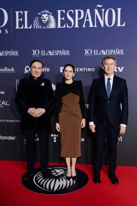 El Espanol organizes a gala to celebrate its tenth anniversary I D The director of the digital newspaper El Espanol, Pedro J Ramírez, the president of the Community of Madrid, Isabel Díaz Ayuso and the president of the Popular Party, Alberto Núnez Feijóo pose during the celebration of the tenth anniversary of El Espanol, at the Palacio de Cibeles, on November 24, 2025, in Madrid Spain The newspaper, chaired and directed by Pedro J Ramírez, commemorates its tenth anniversary with a gala attended by various political personalities to celebrate the newspapers history 24 NOVEMBER 2025 EL ESPAÑOL X ANIVERSARIO DIARIO PERIODISMO COMUNICACIÓN Carlos Lujá Madrid Madrid Madrid Espana Copyright: xCarlosxLujanx 7123680