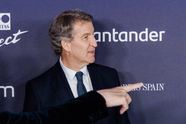 El Espanol organizes a gala to celebrate its tenth anniversary The president of the Popular Party, Alberto Núnez Feijóo poses during the celebration of the tenth anniversary of El Espanol, at the Palacio de Cibeles, on November 24, 2025, in Madrid Spain The newspaper, which is presided over and directed by Pedro J Ramírez, commemorates its tenth anniversary with a gala attended by various political personalities to celebrate the newspapers trajectory 24 NOVEMBER 2025 EL ESPAÑOL X ANIVERSARIO DIARIO PERIODISMO COMUNICACIÓN Carlos Lujá Madrid Madrid Spain  Copyright: xCarlosxLujanx 7123685