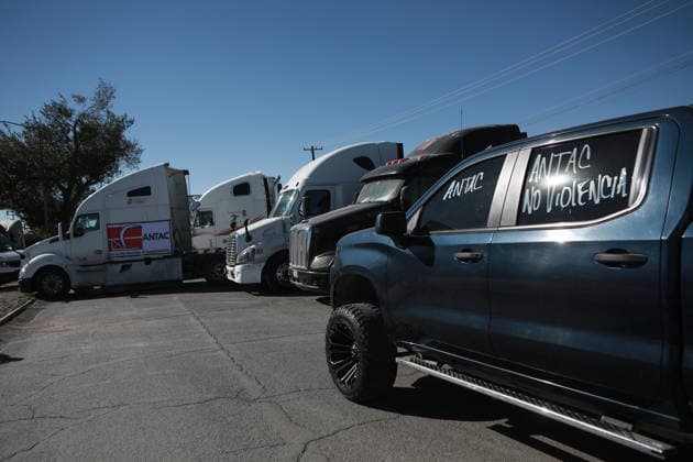 Farmers block halt key highways and commercial border areas in Chihuahua CIUDAD JUAREZ, MEXICO - NOVEMBER 24: Farmers and truck drivers block the halt key highways and commercial border areas to protest against the Water Law and demanding the government raise grain purchase prices on November 24, 2025 in Ciudad Juarez, Mexico. Farmers have expanded their demonstrations to the Juárez–El Paso border, causing major regional disruption. Blockades now affect at least nine key highways and the commercial areas of the Zaragoza and Cordoba–Amrricas International Bridges. At the Zaragoza crossing, long lines of halted trucks and closed access lanes have completely stopped commercial operations.The Chihuahua–Juarez Highway and the kilometer 20 rounda  Copyright: x2025xAnadoluxChristianxTorresx