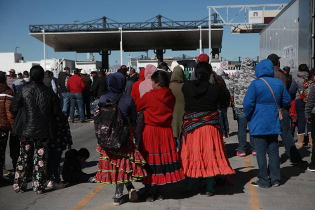 Farmers block halt key highways and commercial border areas in Chihuahua CIUDAD JUAREZ, MEXICO - NOVEMBER 24: Farmers and truck drivers block the halt key highways and commercial border areas to protest against the Water Law and demanding the government raise grain purchase prices on November 24, 2025 in Ciudad Juarez, Mexico. Farmers have expanded their demonstrations to the Juárez–El Paso border, causing major regional disruption. Blockades now affect at least nine key highways and the commercial areas of the Zaragoza and Cordoba–Amrricas International Bridges. At the Zaragoza crossing, long lines of halted trucks and closed access lanes have completely stopped commercial operations.The Chihuahua–Juarez Highway and the kilometer 20 rounda  Copyright: x2025xAnadoluxChristianxTorresx