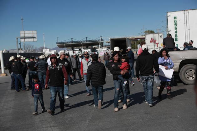 Farmers block halt key highways and commercial border areas in Chihuahua CIUDAD JUAREZ, MEXICO - NOVEMBER 24: Farmers and truck drivers block the halt key highways and commercial border areas to protest against the Water Law and demanding the government raise grain purchase prices on November 24, 2025 in Ciudad Juarez, Mexico. Farmers have expanded their demonstrations to the Juárez–El Paso border, causing major regional disruption. Blockades now affect at least nine key highways and the commercial areas of the Zaragoza and Cordoba–Amrricas International Bridges. At the Zaragoza crossing, long lines of halted trucks and closed access lanes have completely stopped commercial operations.The Chihuahua–Juarez Highway and the kilometer 20 rounda  Copyright: x2025xAnadoluxChristianxTorresx