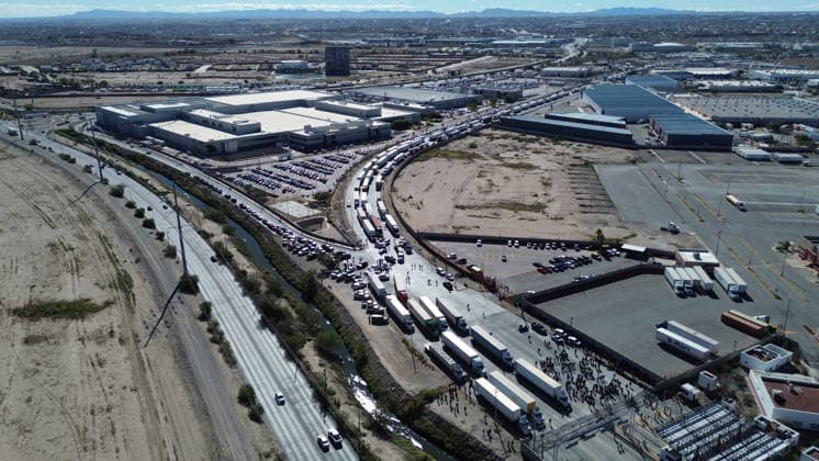 Farmers block halt key highways and commercial border areas in Chihuahua CIUDAD JUAREZ, MEXICO - NOVEMBER 24: Farmers and truck drivers block the halt key highways and commercial border areas to protest against the Water Law and demanding the government raise grain purchase prices on November 24, 2025 in Ciudad Juarez, Mexico. Farmers have expanded their demonstrations to the Juárez–El Paso border, causing major regional disruption. Blockades now affect at least nine key highways and the commercial areas of the Zaragoza and Cordoba–Amrricas International Bridges. At the Zaragoza crossing, long lines of halted trucks and closed access lanes have completely stopped commercial operations.The Chihuahua–Juarez Highway and the kilometer 20 rounda  Copyright: x2025xAnadoluxChristianxTorresx