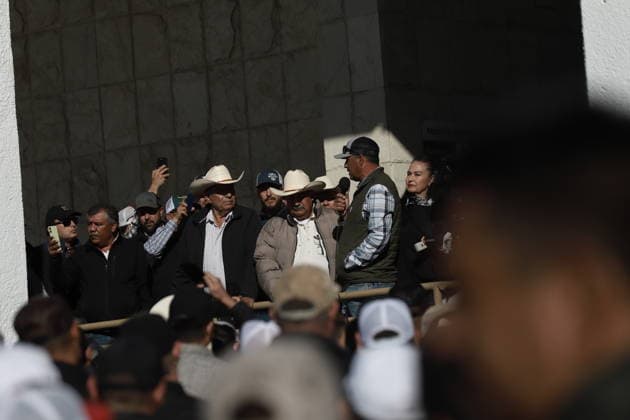 Farmers block halt key highways and commercial border areas in Chihuahua CIUDAD JUAREZ, MEXICO - NOVEMBER 24: Farmers and truck drivers block the halt key highways and commercial border areas to protest against the Water Law and demanding the government raise grain purchase prices on November 24, 2025 in Ciudad Juarez, Mexico. Farmers have expanded their demonstrations to the Juárez–El Paso border, causing major regional disruption. Blockades now affect at least nine key highways and the commercial areas of the Zaragoza and Cordoba–Amrricas International Bridges. At the Zaragoza crossing, long lines of halted trucks and closed access lanes have completely stopped commercial operations.The Chihuahua–Juarez Highway and the kilometer 20 rounda  Copyright: x2025xAnadoluxChristianxTorresx