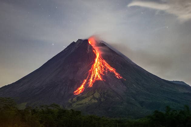 November 25, 2025, Sleman, Yogyakarta Special Region, INDONESIA: Mount Merapi is seen spewing hot reddish lava from its peak as seen in Tunggul Arum, Sleman, Yogyakarta, Tuesday, November 25, 2025. Currently, Mount Merapi is at alert level. The Yogyakarta Volcanology Agency informs of potential danger in the form of lava avalanches and pyroclastic flows to the south-southwest in the Boyong River up to 5 km, the Bedog, Krasak, Bebeng Rivers up to 7 km. The southeast direction includes the Woro River and the River up to 5 km. Sleman INDONESIA - ZUMAr184 20251125_zap_r184_001 Copyright: xAntoniusxJagadxSRx