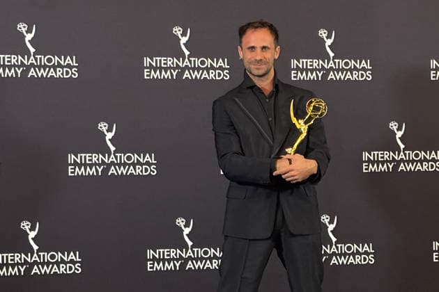 Spanish actor Oriol Pla holds a statuette after winning Best Actor at the International Emmy Awards in New York, United States, 24 November 2025. Pla won the International Emmy Award for Best Actor in the series ‘Yo, adicto’ (I, Addict) and became the first Spanish actor to win this award, while the 17 nominations from Latin America went home empty-handed. Oriol Pla wins International Emmy for best actor at a gala with no Latin American winners !ACHTUNG: NUR REDAKTIONELLE NUTZUNG!  Copyright: xJanxTéllezxAsensiox AME2408 20251125-55018637073_1
