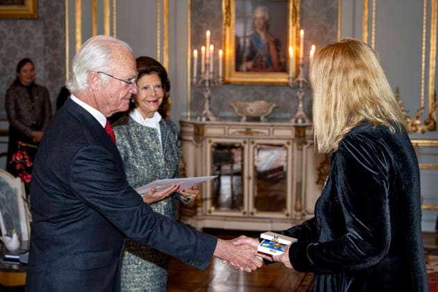 King Carl Gustaf and Queen Silvia award the Prince Eugen Medal, for outstanding artistic achievement, to the artist Inger Blix Kvammen Norway at Stockholm Palace, Sweden, November 24, 2025 SWEDEN x10050x  Copyright: xPontusxLundahl TTx PRINCE EUGENE MEDAL SWEDEN 0Zq3PF-fI44