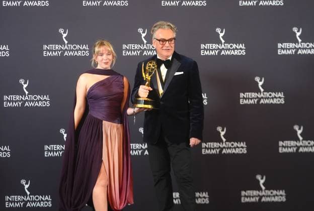 53rd International Emmy Awards NEW YORK, US - NOV 24: British producer Anya Wilson and British executive producer Kenton Allen (R) pose in the press room with the Comedy award for Ludwig pose in the press room during the 53rd International Emmy Awards Gala on Monday night, November 24, 2025, in New York City, United States. Selcuk Acar Anadolu New York United States. Editorial use only. Please get in touch for any other usage.  Copyright: x2025xAnadoluxSelcukxAcarx