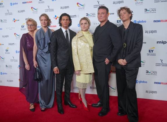 53rd International Emmy Awards NEW YORK, US - NOV 24: (L-R) Guest, Patricia Aulitzky, Emilio Sakraya, Mala Emde, Oliver Masucci and Pia Strietmann attend the 53rd International Emmy Awards Gala at the New York Hilton Midtown on Monday night, November 24, 2025, in New York City. Selcuk Acar Anadolu New York United States. Editorial use only. Please get in touch for any other usage.  Copyright: x2025xAnadoluxSelcukxAcarx