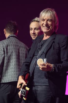 Grands Prix de la Sacem 2025 Ceremony - Paris Jean-Louis Aubert (Grand prix de la chanson francaise, createur-interprete) attending the Grands Prix de la Sacem 2025 Ceremony held at Les folies Bergeres theater, in Paris, France, on November 24, 2025. Photo by Mireille Ampilhac ABACAPRESS.COM Paris France  Copyright: xAmpilhacxMireille ABACAx
