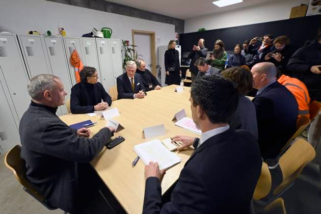 King Philippe visits the municipal depot in Schaerbeek BRUSSELS, BELGIUM - NOVEMBER 25 : King Philippe visits the municipal depot on Avenue Ernest Renan in Schaerbeek. After a short walk around the neighborhood, the King will take part in a round table discussion with municipal and regional officials responsible for public cleanliness, a Schaerbeek public cleanliness worker and representatives of the « Brussel (pou)belle » collective, the « Voltaire-Eenens-Metsys » neighborhood committee and the « Les 40 Comités » umbrella organization on November 25, 2025 in Brussels, Belgium, 25 11 2025 Brussels Belgium  Copyright: xDidierxLebrunx