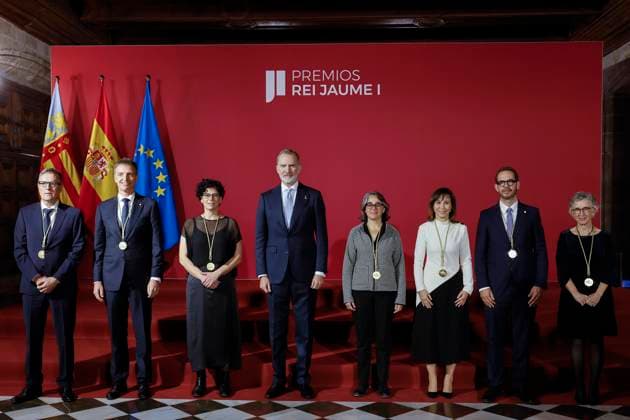 Felipe VI presides over the presentation of the 37th Edition of the Rei Jaume I Awards The winners of the Rei Jaume I Awards 2025, Basic Research, José Luis Mascarenas, Economics, Jan Eeckhout, Biomedical Research, Nuria López Bigas, King Felipe VI, Environmental Protection, Victoria Reyes, New Technologies, María Jesús Vicent, Business Revelation, Damià Tormo, and Clinical Research and Public Health, Silvia de Sanjosé, pose during the presentation of the 37th Edition of the Rei Jaume I Awards, on November 25, 2025, in Valencia, Valencian Community Spain The Rei Jaume I Awards recognize the scientific or business career of people who have achieved excellence in their field and have developed most of their professional career in Spain NOVEM Copyright: xRoberxSolsonax 7124783