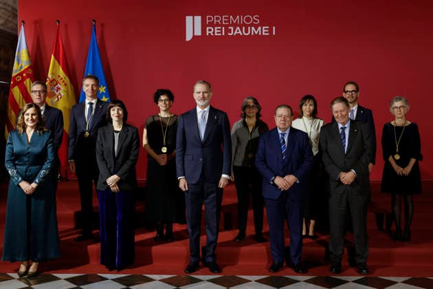 Felipe VI presides over the presentation of the 37th Edition of the Rei Jaume I Awards The winners of the Rei Jaume I Awards 2025, Basic Research, José Luis Mascarenas, Economics, Jan Eeckhout, Biomedical Research, Nuria López Bigas, King Felipe VI, Environmental Protection, Victoria Reyes, New Technologies, María Jesús Vicent, Business Revelation, Damià Tormo, and Clinical Research and Public Health, Silvia de Sanjosé, pose during the presentation of the 37th Edition of the Rei Jaume I Awards, on November 25, 2025, in Valencia, Valencian Community Spain The Rei Jaume I Awards recognize the scientific or business career of people who have achieved excellence in their field and have developed most of their professional career in Spain NOVEM Copyright: xRoberxSolsonax 7124789