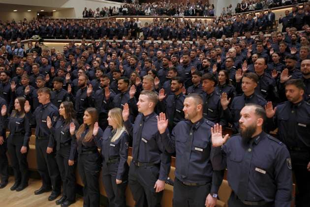 25.11.2025, Vereidigung von 650 neuen Polizisten fuer das Land Berlin, in der Philharmonie, Berlin Deutschland, Germany *** 25 11 2025, Swearing in of 650 new police officers for the state of Berlin, at the Philharmonie, Berlin Germany, Germany
