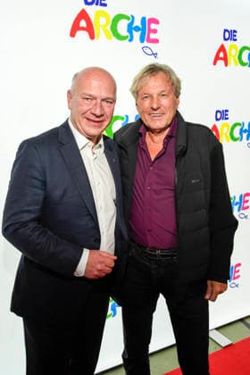 ABB Berlins Governing Mayor Kai Wegner CDU with Bernhard Brink Saenger as guest at the celebration of 30 years of Die Arche on 25 11 2025 in Berlin The association Die Arche Christliches Kinder und Jugendwerk e V the association was founded in 1995 in Berlin Hellersdorf, which is committed to combating child poverty in Germany Berlin Germany