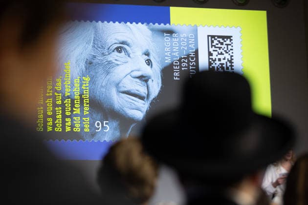 Vorstellung eines Sonderpostwertzeichens zu Ehren von Margot Friedlaender (Friedländer, 1921-2025) am Dienstag (25.11.2025) im Bundesministerium der Finanzen in Berlin. Die Briefmarke ueber 95 Cent zeigt ein Portraet Friedlaenders und den Schriftzug: Schaut nicht auf das, was euch trennt. Schaut auf das, was euch verbindet. Seid Menschen, seid vernuenftig. Ihren Appell Seid Menschen! wiederholte die Juedin unermuedlich, um die deutsche Gesellschaft daran zu erinnern, Antisemitismus nie wieder einen Platz einzuraeumen. Margot Friedlaender, Berlinerin, Juedin und Holocaust-Ueberlebende - ist am 9. Mai 2025 im Alter von 103 Jahren gestorben. (Siehe epd-Meldung vom 24.11.2025) EDITORIAL USE ONLY *** Presentation of a special postage stamp Copyright: epd-bild HansxScherhaufer epd-Sonderbriefmarke_Friedlaender6-kopieren