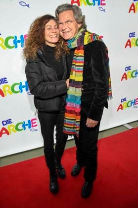 ABB Florian Langenscheidt with his wife Miriam as guests at the celebration of 30 years of Die Arche on 25 11 2025 in Berlin The association Die Arche Christliches Kinder und Jugendwerk e V was founded in 1995 in Berlin Hellersdorf, which is committed to combating child poverty in Germany Berlin Germany