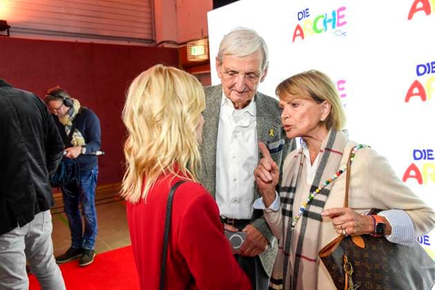ABB Susan Sideropoulos with Dieter Hermann with wife Uschi Glas Couple Actress as guests at the celebration of 30 years of Die Arche on 25 11 2025 in Berlin The association Die Arche Christliches Kinder und Jugendwerk e V the association was founded in 1995 in Berlin Hellersdorf, which is committed to fighting child poverty in Germany Berlin Germany