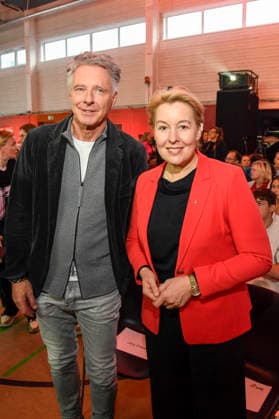 ABB Joerg Pilawa with Franziska Giffey SPD politician at the celebration of 30 years of Die Arche on 25 11 2025 in Berlin The association Die Arche Christliches Kinder und Jugendwerk e V the association was founded in 1995 in Berlin Hellersdorf, which is committed to combating child poverty in Germany Berlin Germany