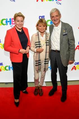 ABB Franziska Giffey SPS politician with Dieter Hermann with wife Uschi Glas married couple actress guest at the celebration of 30 years of Die Arche on 25 11 2025 in Berlin The association Die Arche Christliches Kinder und Jugendwerk e V the association was founded in 1995 in Berlin Hellersdorf, which is committed to fighting child poverty in Germany Berlin Germany